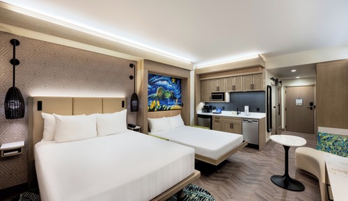 Tower - Deluxe Studio - Resort View. Wheelchair accessible with tub and hearing accessibility. 1 que