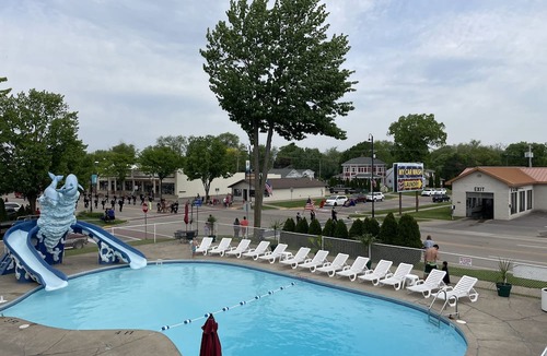 Wisconsin Dells Hotel | Colonial Motel