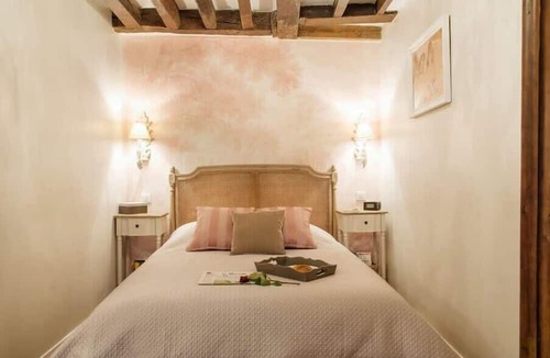 Saint-Merri Apartment | Le Merlot du Marais - Pompidou
