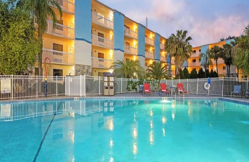 Florida Center Hotel | 2 Units w/2 Queens | Value Stay Near Disney Parks + Free Breakfast Included
