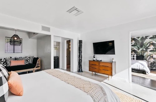 Warm Sands Hotel | Sleeps 22 | Boutique Hotel w/Pool | The Marley