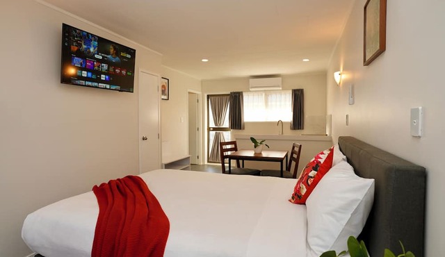 Dukes Midway Lodge