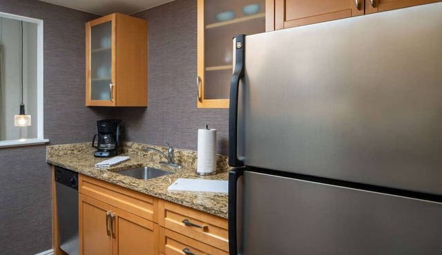 You Found it! Contemporary 2BR Suite with Breakfast, Outdoor Pool, Pet-friendly!