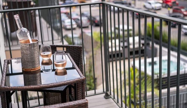 The Natchez Near FQ - Private Balcony! Heated Pool in Courtyard, Family Friendly