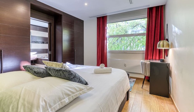 MONTAIGNE EXECUTIVE SUITE