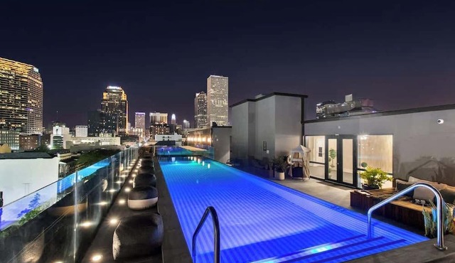 Modern Comfort–Pool Gym Luggage Lockers Hotel