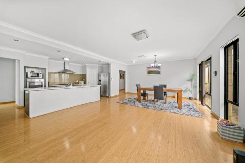 Perth Airport Stay 5BR House with 6 Beds &Parking